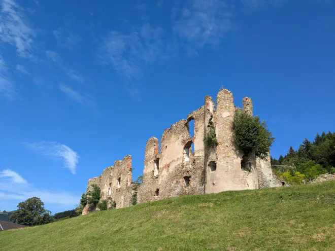 Gepflegte Schlossruine Niederperwarth.