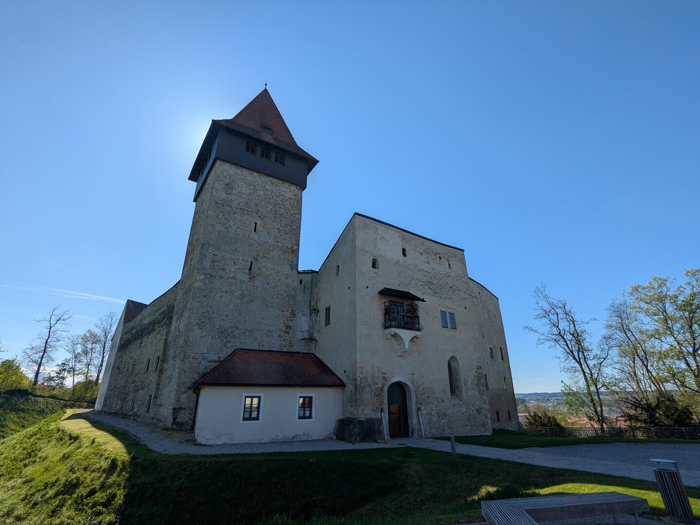 Die gotische Burg Ulmerfeld mit markantem Burgturm.
