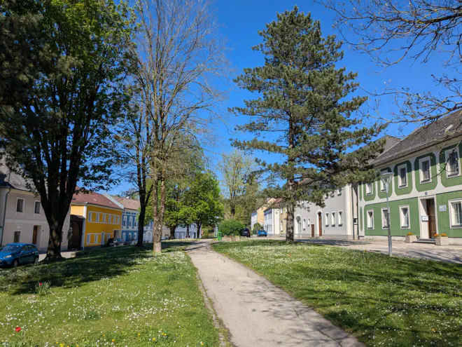 Gepflegter Markplatz in Ulmerfeld.