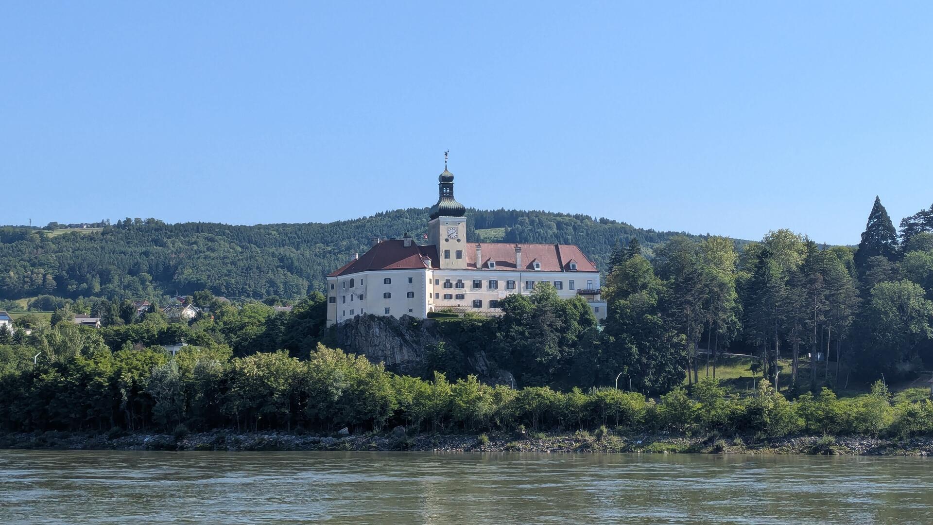Schloss Persenbeug sitzt auf einem Felsen über der Donau.