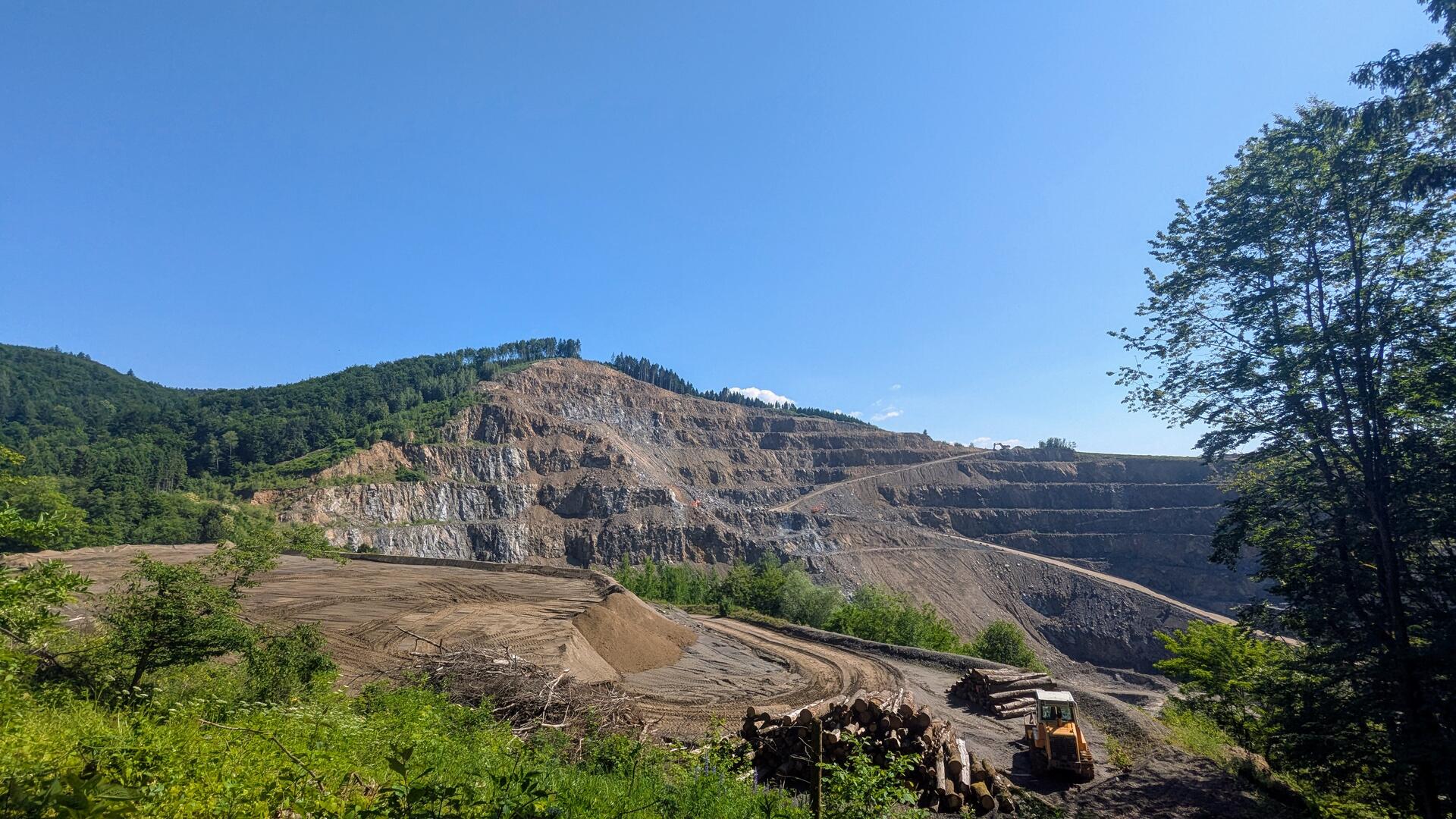 Steinbruch Loja, wo Granitporphyr und Kerstanit abgebaut wird