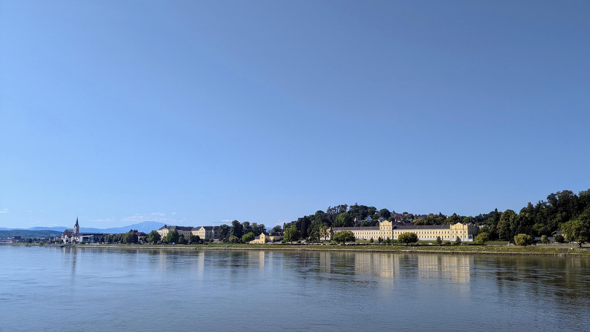 Ybbs an der Donau mit Pflegeanstalt, früheres Kloster.