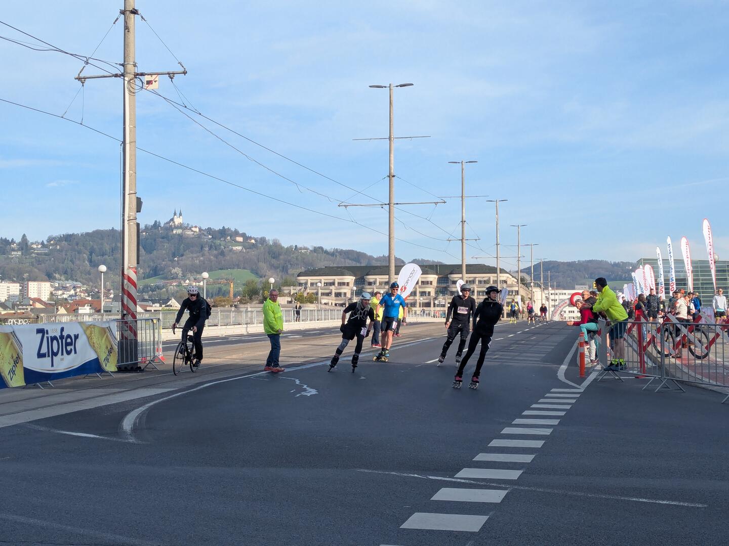 Inlineskater während des Linz Marathons auf der Nibelungenbrücke.