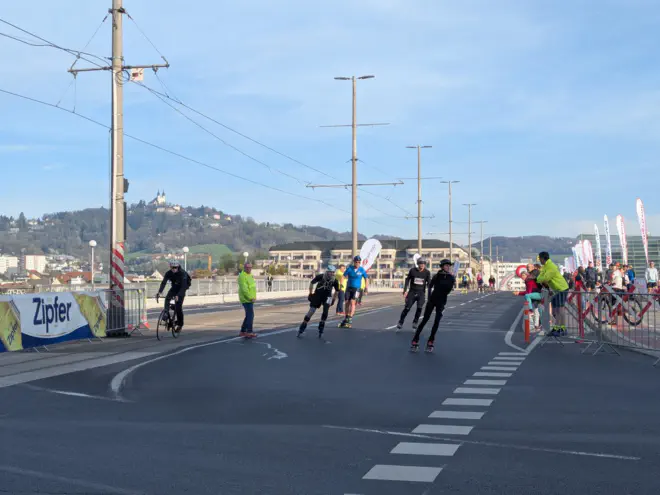Inlineskater während des Linz Marathons auf der Nibelungenbrücke.