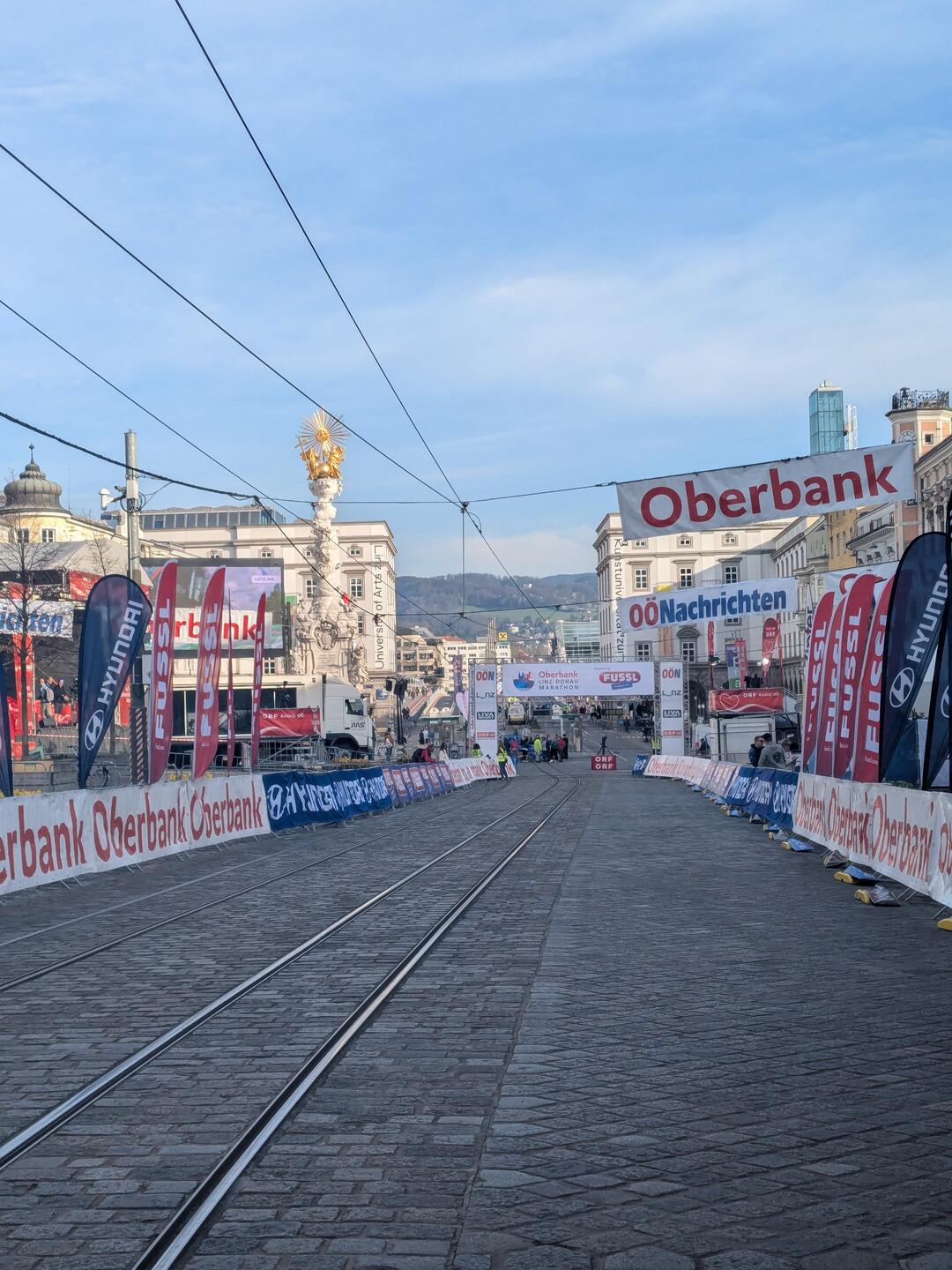 Zieleinlauf des Linz Marathons am Hauptplatz.