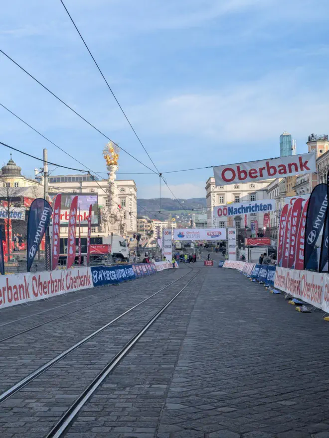 Zieleinlauf des Linz Marathons am Hauptplatz.