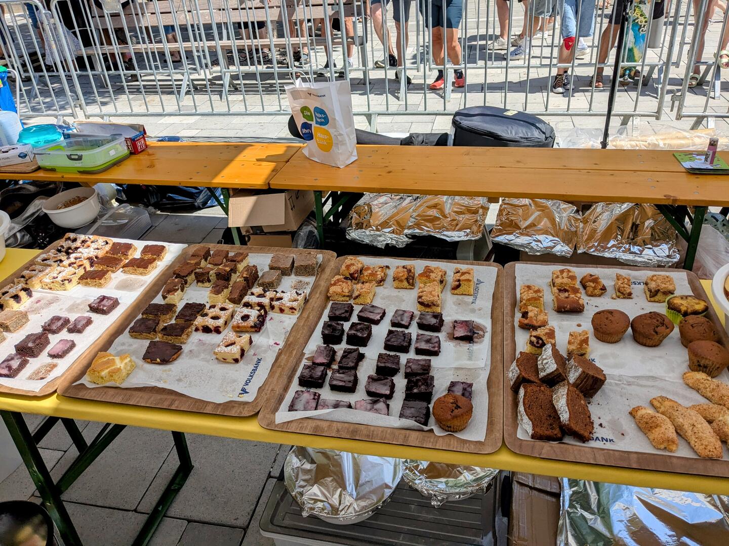 Kuchenbuffet im Ziel beim 1. Amstettner Stadttriathlon.