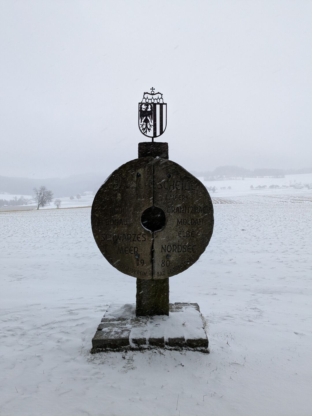 Mühlstein, der die Große Europäische Wasserscheide bei Bad Leonfelden kennzeichnet