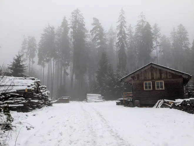 Holzfällerhütte im Schnee im Moorwald bei Leonfelden.