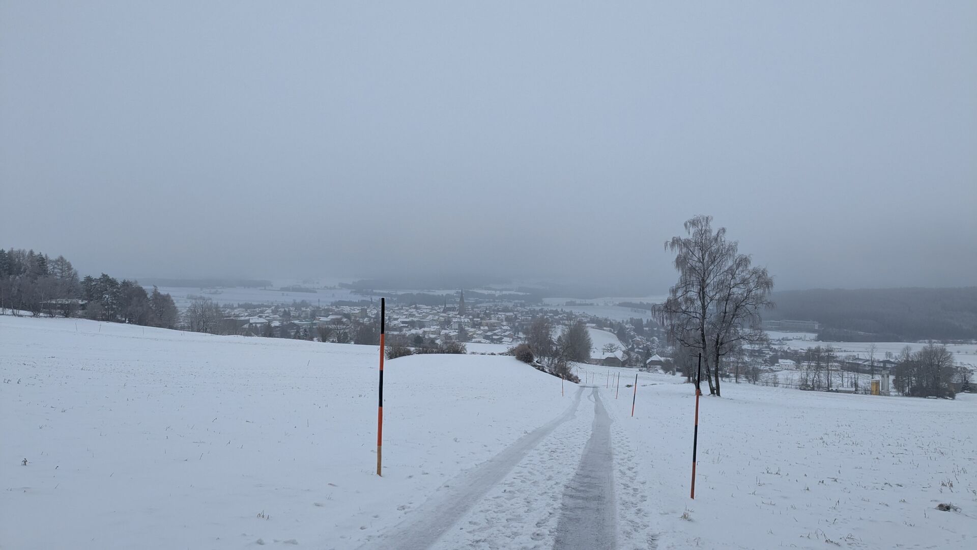 Aussicht auf das schneereiche Bad Leonfelden von Lug ins Land.