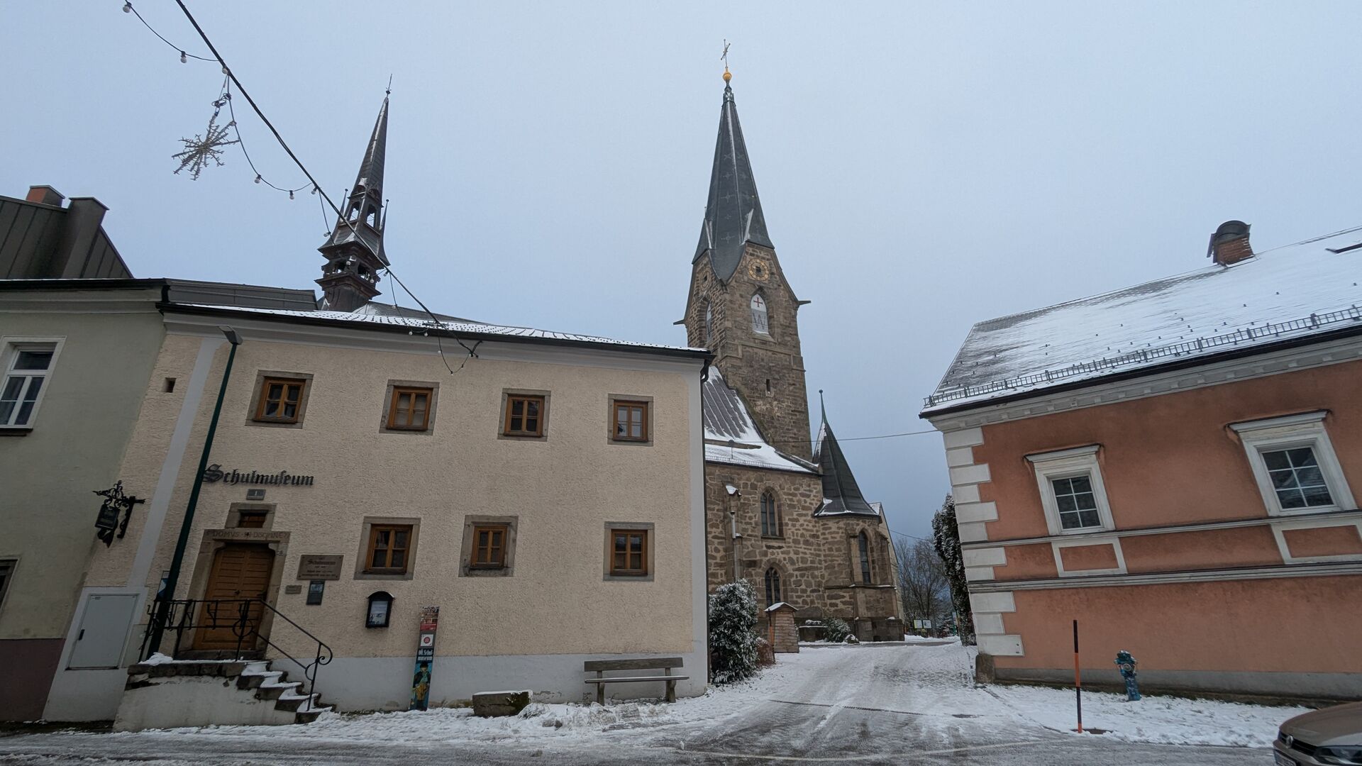 Schulmuseum Bad Leonfelden, dahinter die Kirche von Bad Leonfelden.