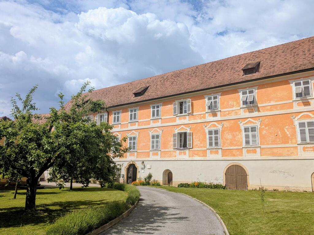 Der Pfarrhof der Stadtpfarrkirche Hl. Johannes der Täufer.