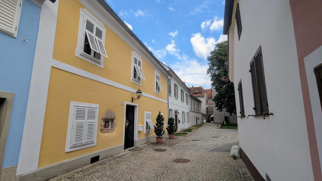 Eine historische Bürgerhauszeile in der Altstadt von Bad Radkersburg.