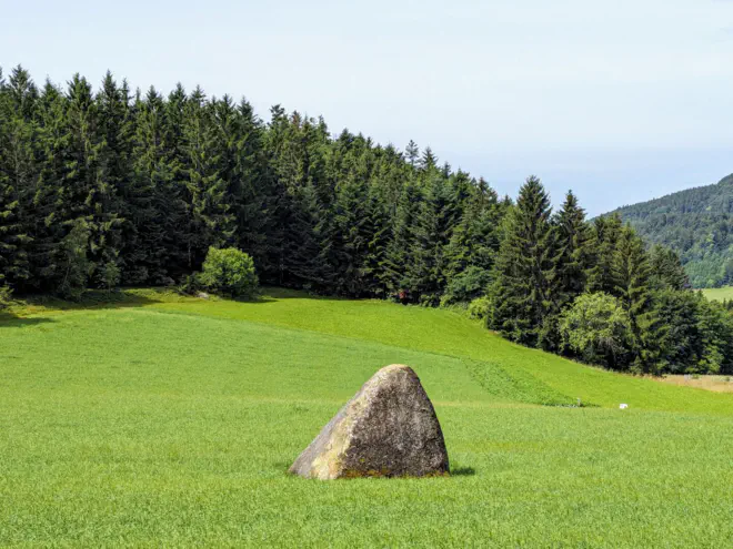 Steinernes Kornmandl im Acker.
