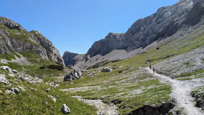 Zwei Trailläufer laufen entlang des Wanderweges durch die Dullwitz.