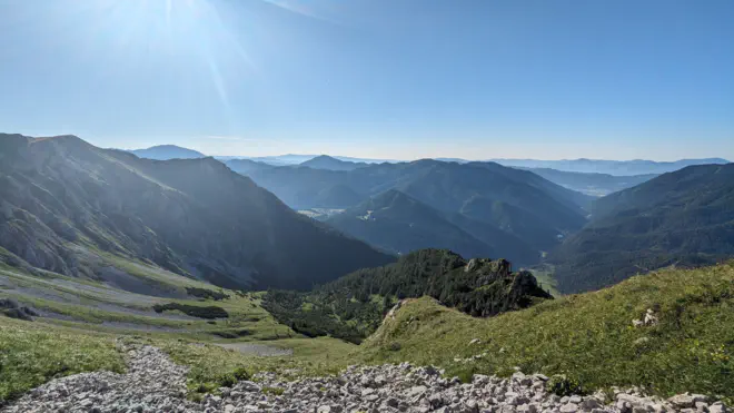 Aufstieg über den Gamssteig mit sonniger Aussicht auf die steirischen Voralpen.