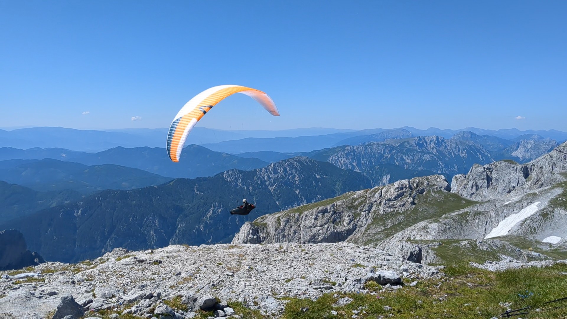 Paragleiter kurz nach dem Absprung vom Gipfel.