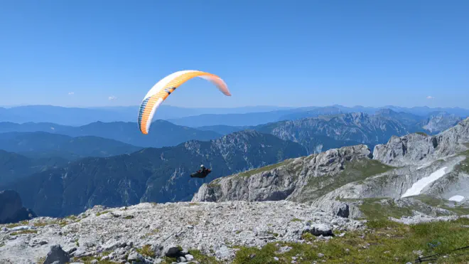 Paragleiter kurz nach dem Absprung vom Gipfel.