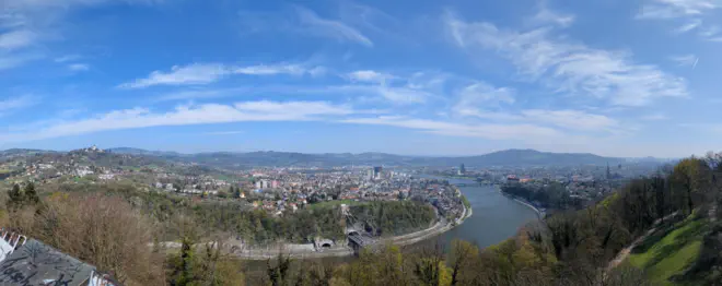 Panorama Linz von der Franz-Josefs-Warte. Von links nach rechts: Pöstlingberg, Urfahr, Donau, Linzer Schloss.