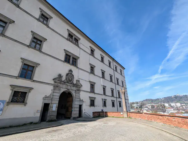 Eingangstor Linzer Schloss über Altstadt von Linz mit Ausblick auf Donau und Pöstlingberg.