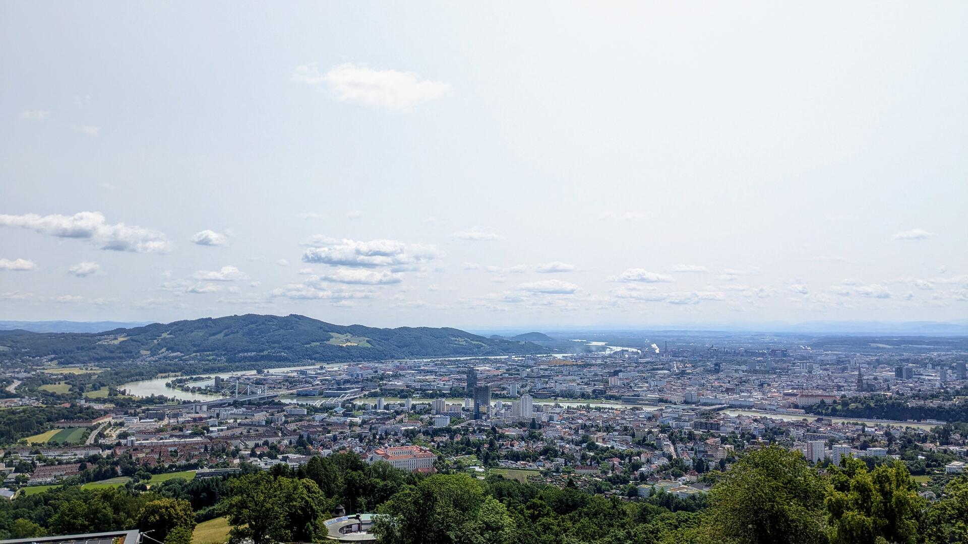 Panorama von Linz vom Pöstlingberg aus.