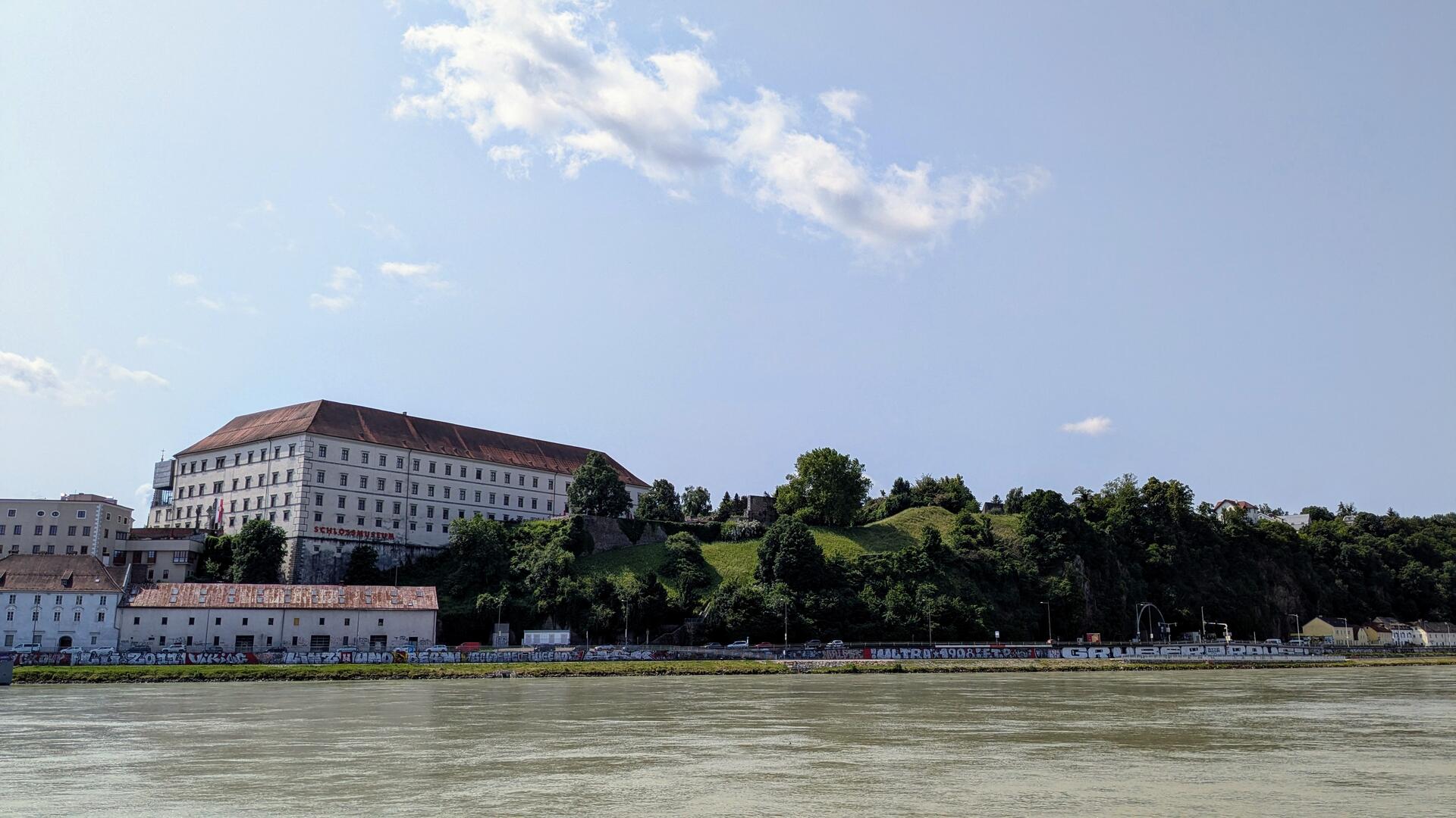 Linzer Schloss mit Donau im Vordergrund.