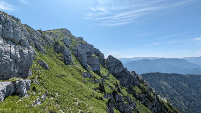 Kurz vorm Gipfel stark abfallende Felswände des Dürrensteins.