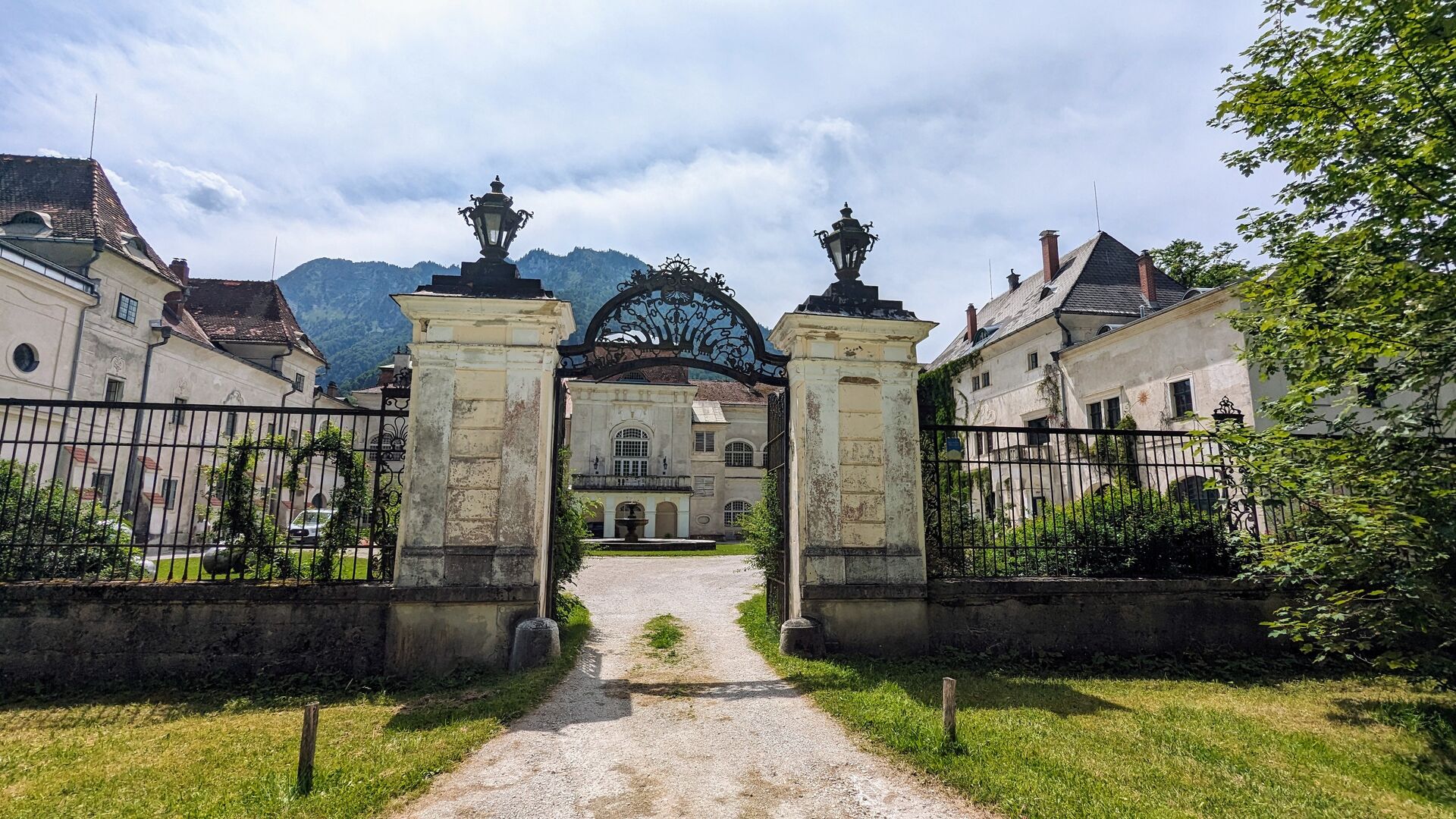 Eingangstor des Schlosses Seehof am Lunzer See