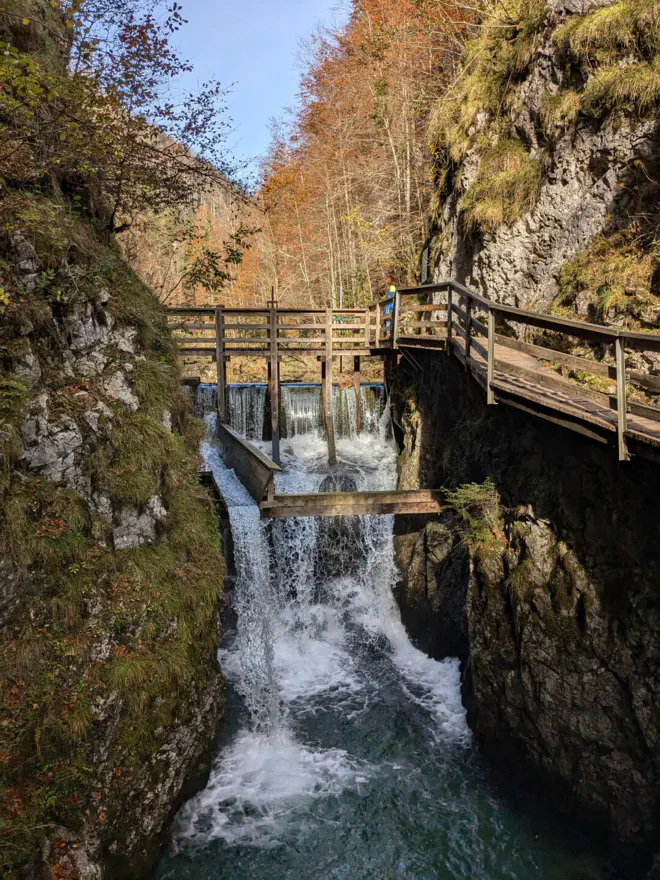 Klause. Das Wasser des Stausees schwappt über.