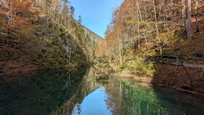 Magischer grüner Stausee im Mendlingtal.