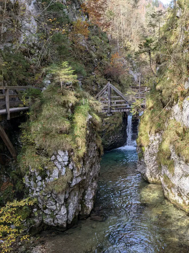 Enger Triftweg im Mendlingtal über kleine Brücken.