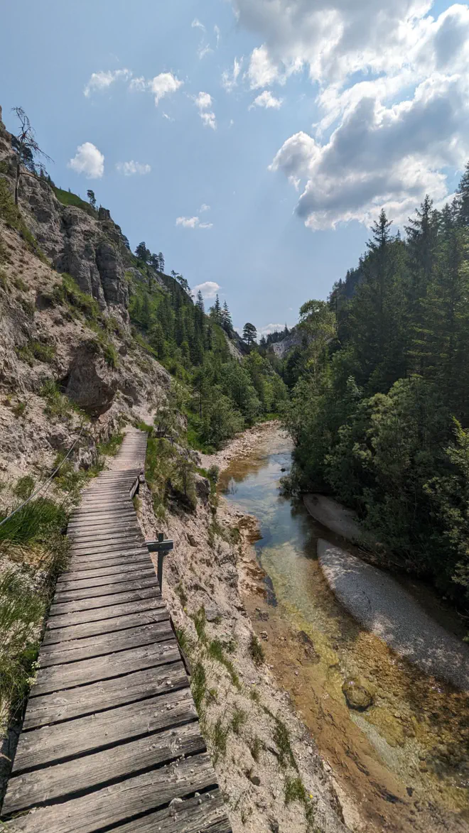 Over a narrow footbridge through the Ötschergräben.
