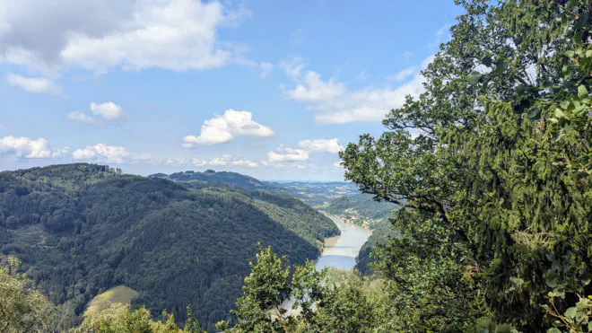 Ausblick von Predigtstuhl auf die Donau bis nach Grein und ins Machland.