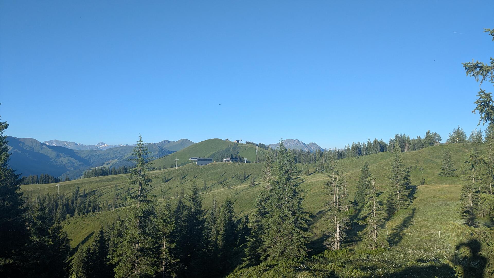 Am Gipfel des Bernkogels mit Blick auf die Liftstation Bernkogel.
