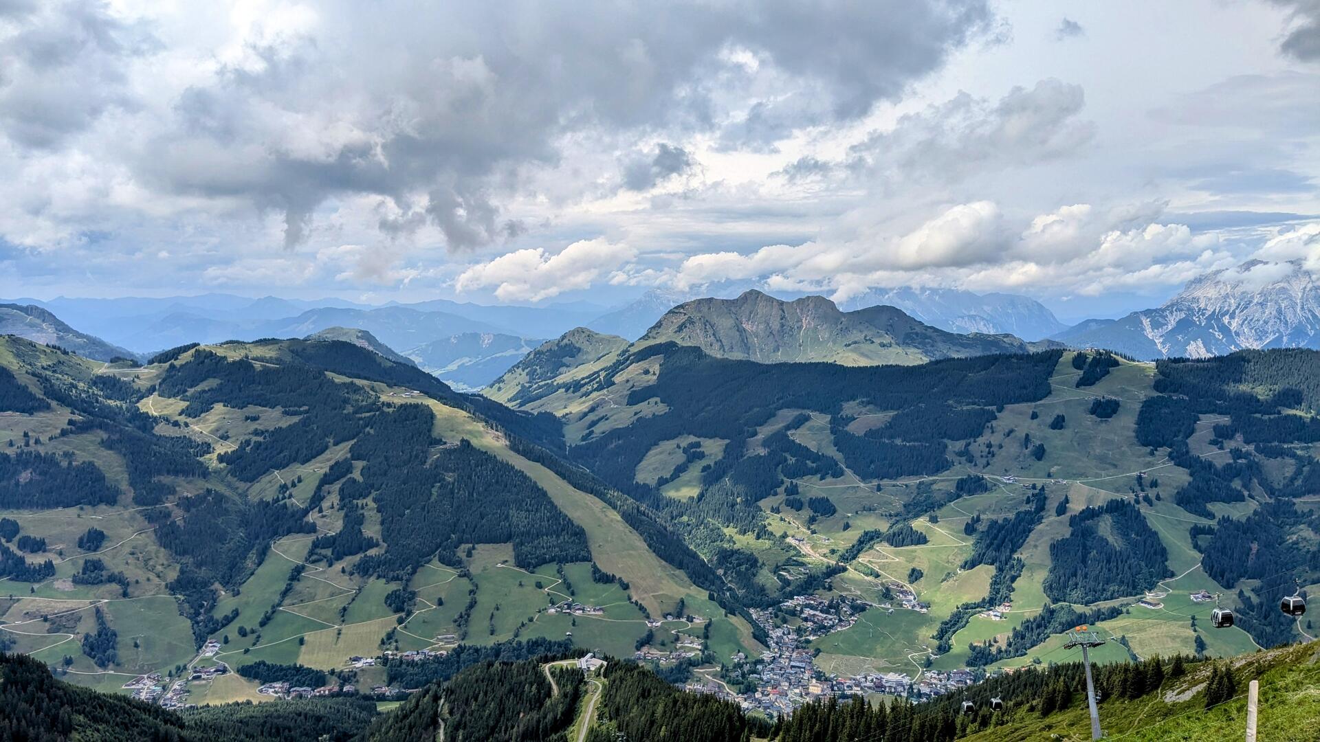 Grasberge bei Saalbach. Im Mittelpunkt ist der Gipfel des Spielberghorns. Ausblick von Schattberg.