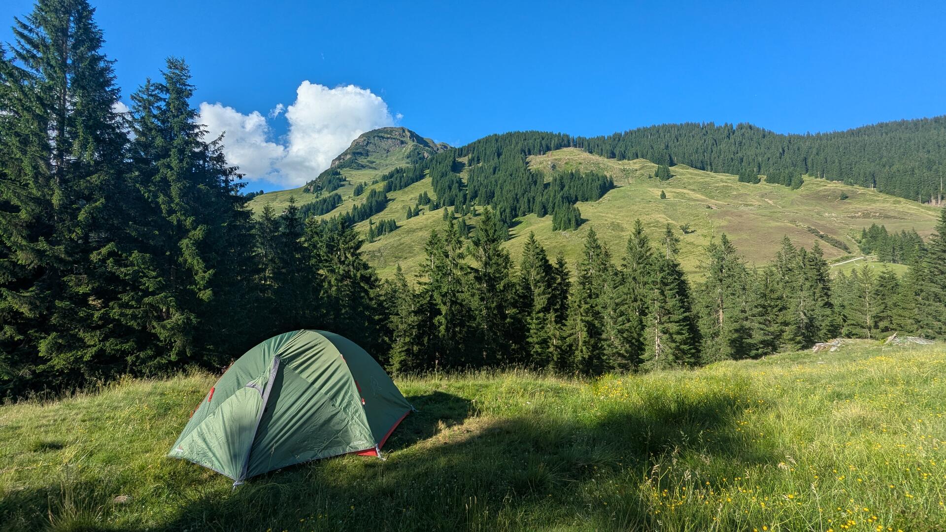 Mein Zelt am Berg mit wunderschöner Aussicht.