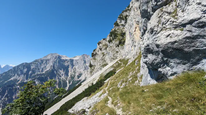 Geröllfeld unter Tieflimauer. Der Weg führt schwer erkennbar über das Feld.