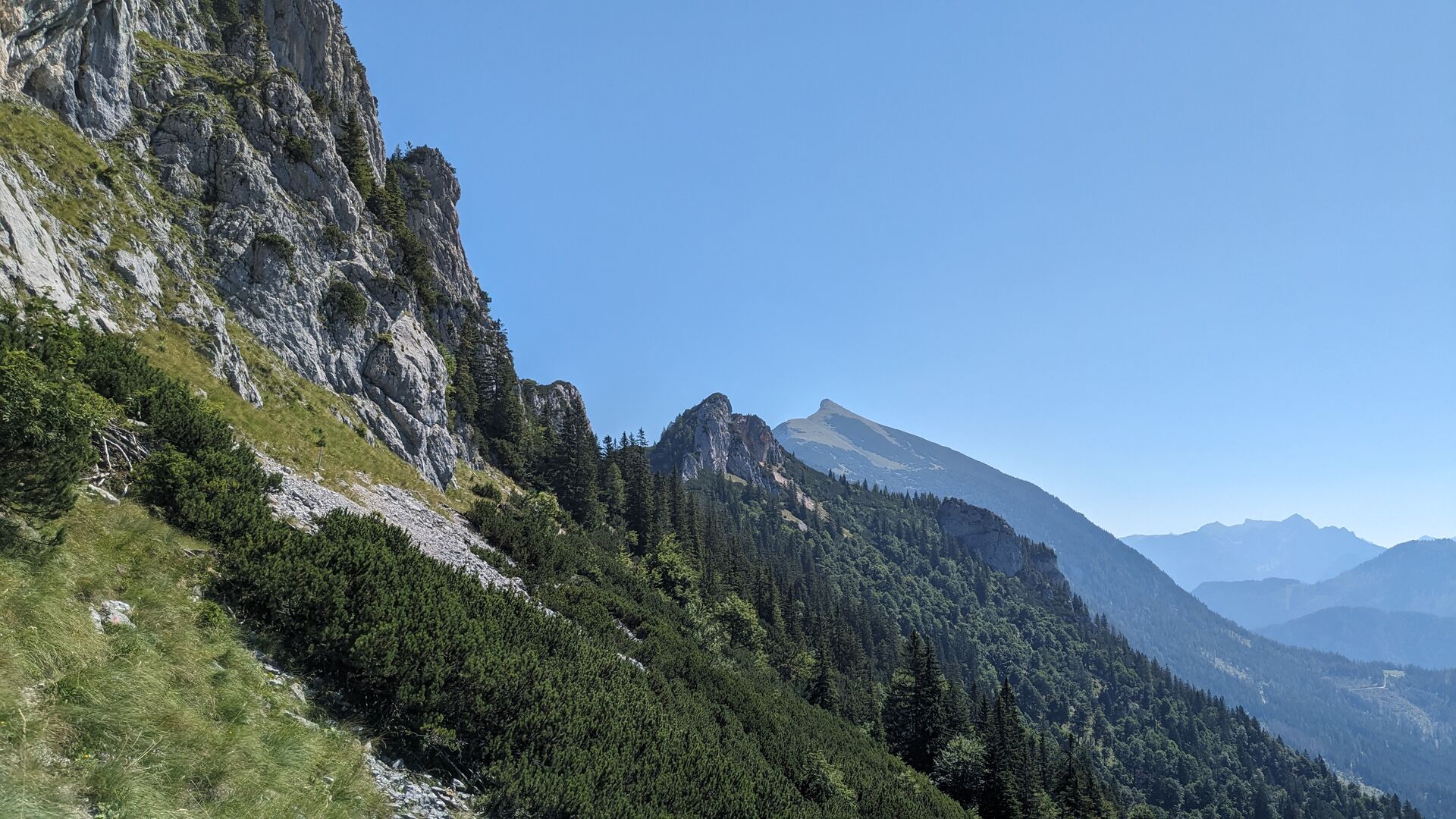Tamischbachturm von unterhalb der Tieflimauer aus betrachtet.