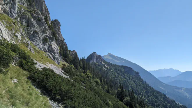 Tamischbachturm von unterhalb der Tieflimauer aus betrachtet.