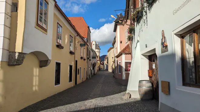 Leergefegte Dürnsteiner Altstadt im Spätherbst.