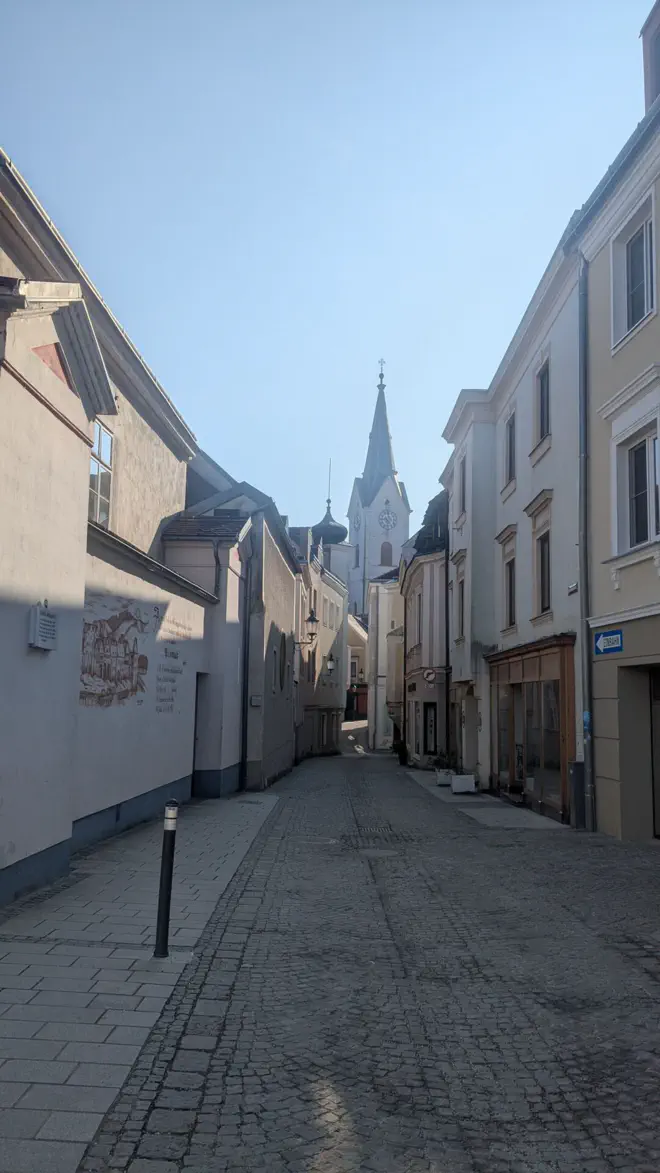 Durch die engen Kopfsteinpflastergassen der Altstadt von Ybbs.