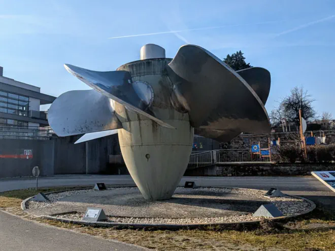 Kaplan-Turbine in Ybbs vor der Stadthalle.