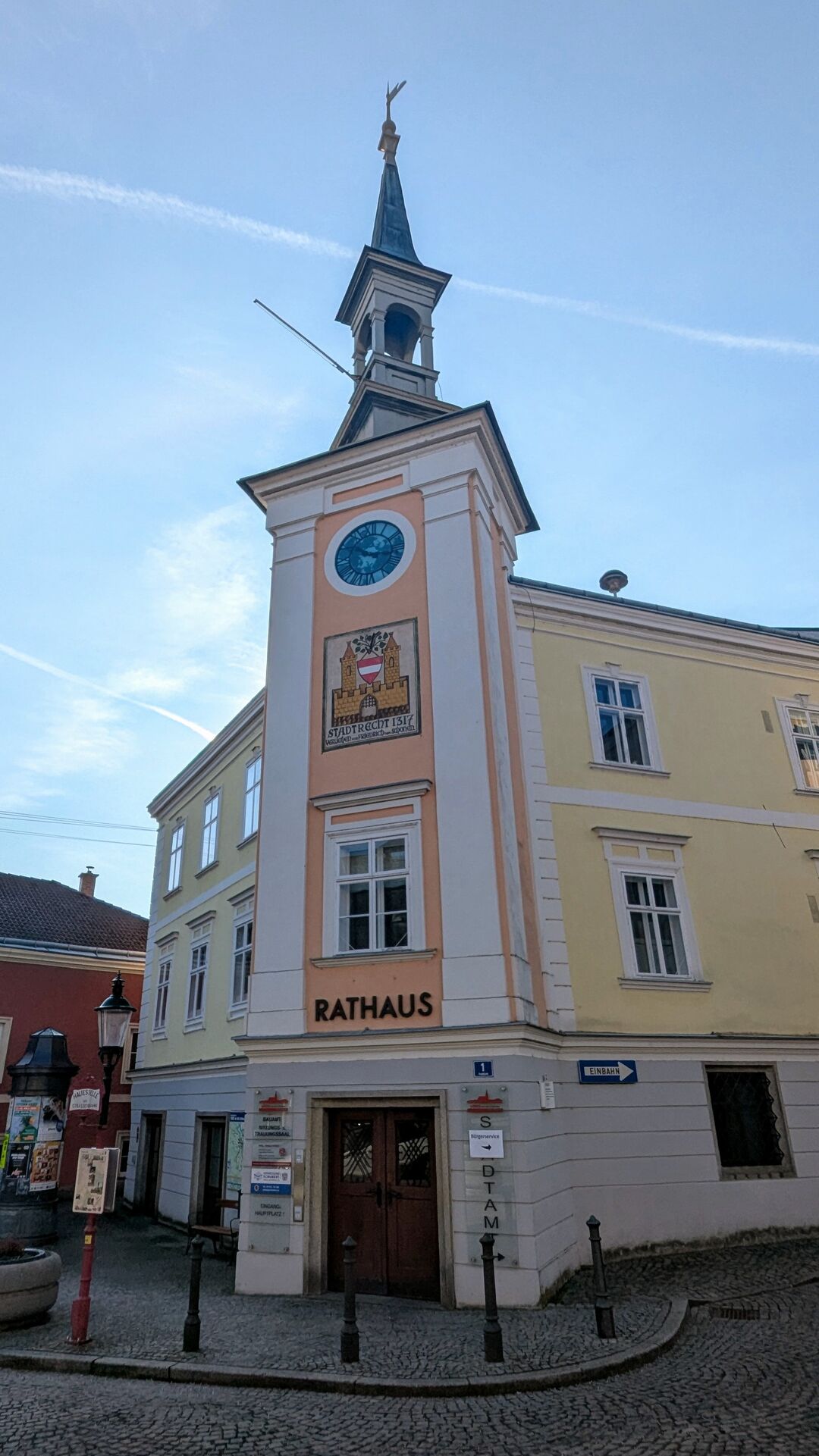 Ybbser Rathaus mit Schild 'Straßenbahnhaltestelle'.