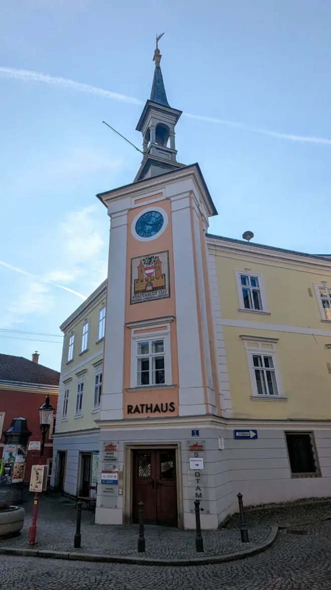 Ybbser Rathaus mit Schild 'Straßenbahnhaltestelle'.