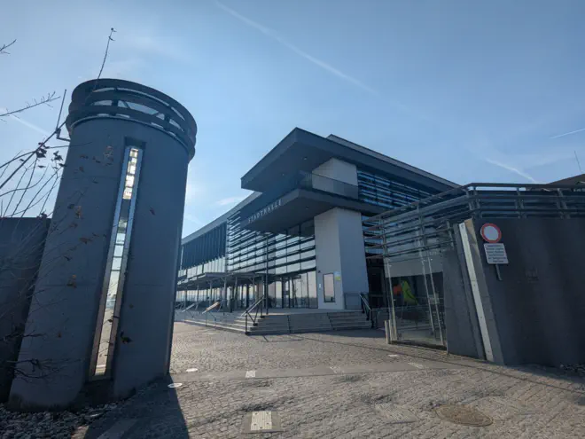 Ybbser Stadthalle und Hochwasserschutz.