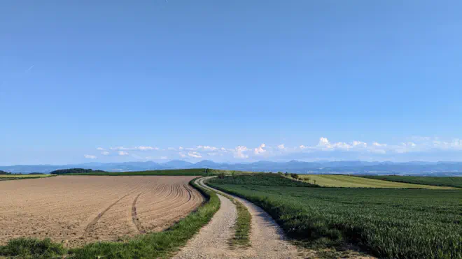 Hohes Kreuz. Feldwege bei Gerolding mit Ausblick ins Alpenvorland.