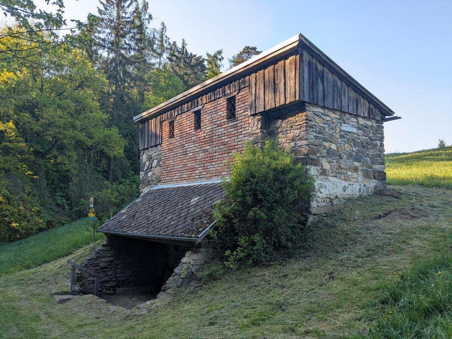 Restored lime kiln near Gerolding.