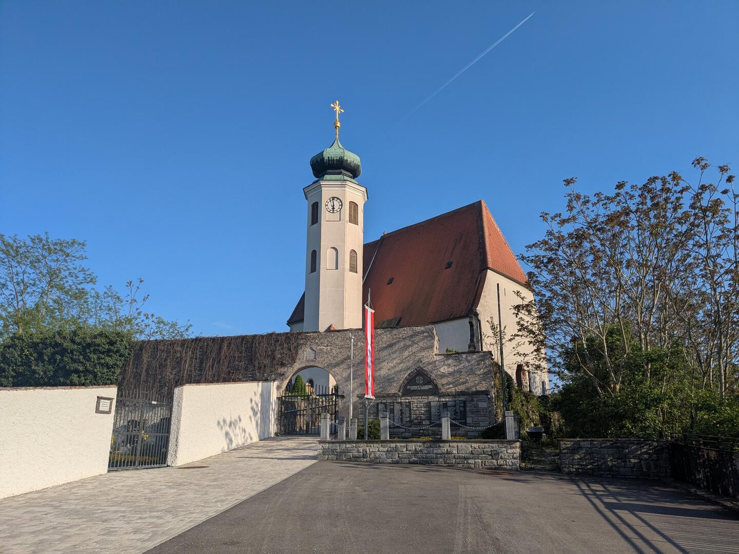 Pfarrkirche Gerolding mit Friedhof und wunderschönen Ausblick.