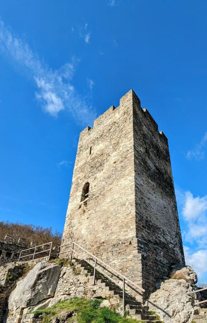 Der hohe Burgfried der Ruine Hinterhaus.