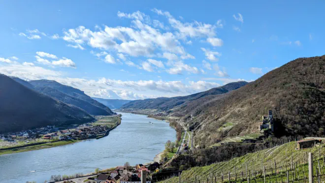 Blick auf Ruine Hinterhaus vom Tausendeimerberg über den Spitzer Bach.